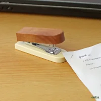 Eleganter Mini-Hefter aus Birn- und Ahornholz