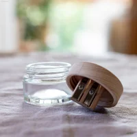 Spitzer aus Holz mit Glasbehälter –...