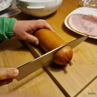 Wurstbrett aus massivem Buchenholz mit Schneidemulde