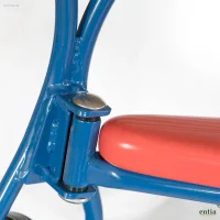 Dreirad aus Metall und Holz, Sitz rot, Sitzhöhe 32 cm