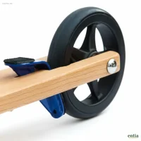 Kinderroller aus Buchenholz mit blauem Metallgelenk