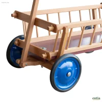 Klassischer kleiner Leiterwagen aus Holz