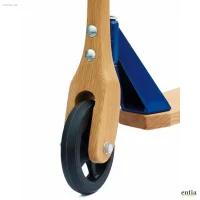 Kinderroller aus Buchenholz mit blauem Metallgelenk