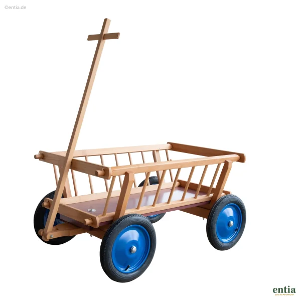 Klassischer Leiterwagen aus Holz