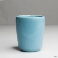 Kleiner Keramikbecher in verschiedenen Farben für Kinderhände