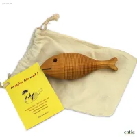 Babyrassel aus Holz – Greifling Urfisch aus Kirschbaum