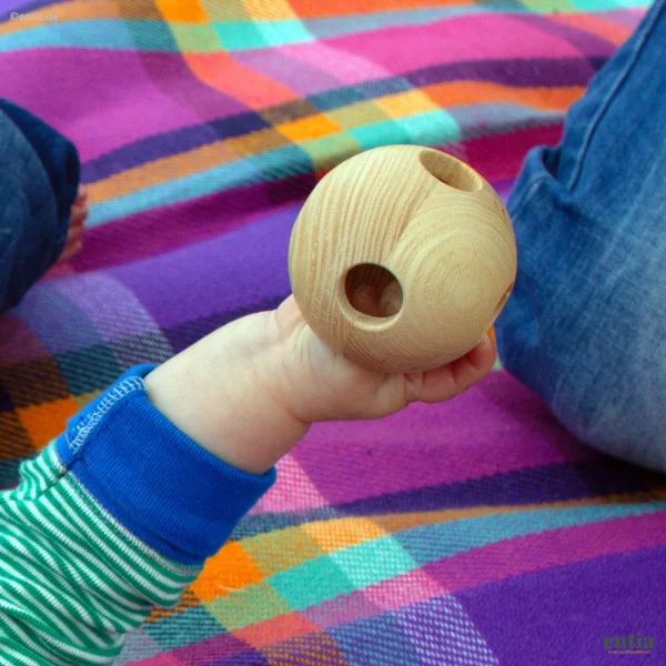 Babyrassel aus Holz – Greifling Kugelball aus Esche