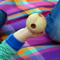 Babyrassel aus Holz – Greifling Kugelball aus Esche