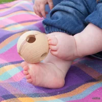 Babyrassel aus Holz – Greifling Kugelball aus Esche