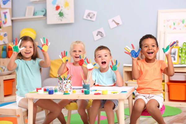 Kind sitzt auf einem handgefertigten Holzstuhl aus Buche