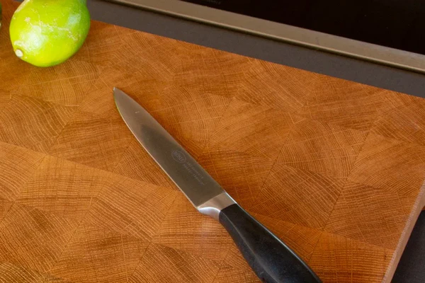 Handgefertigtes Schneidebrett aus Massivholz