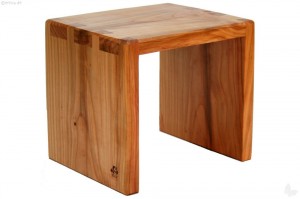 Aus Kirschbaumholz wird dieser hochwertige Hocker gefertigt.
