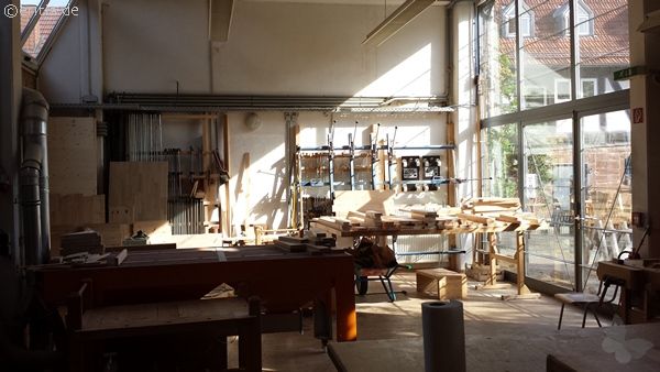 Innenansicht Schreinerei mit Werkbänken