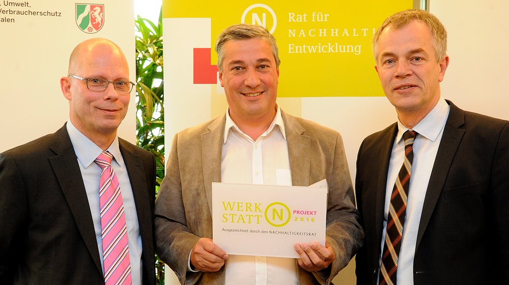 Feierliche Überreichung. Von links: Professor Dr. Günther Bachmann, Generalsekretär des Rates für Nachhaltige Entwicklung, entia-Gründer Michael Ziegert und der Landesumweltminister von NRW, Johannes Remmel.